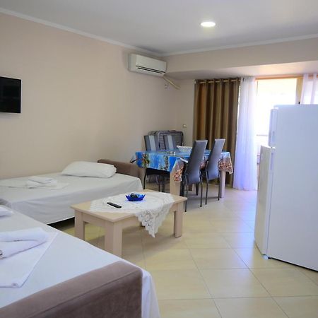 Eleana'S Apartament Sarandë Esterno foto