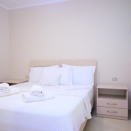 Eleana'S Apartament Sarandë Esterno foto