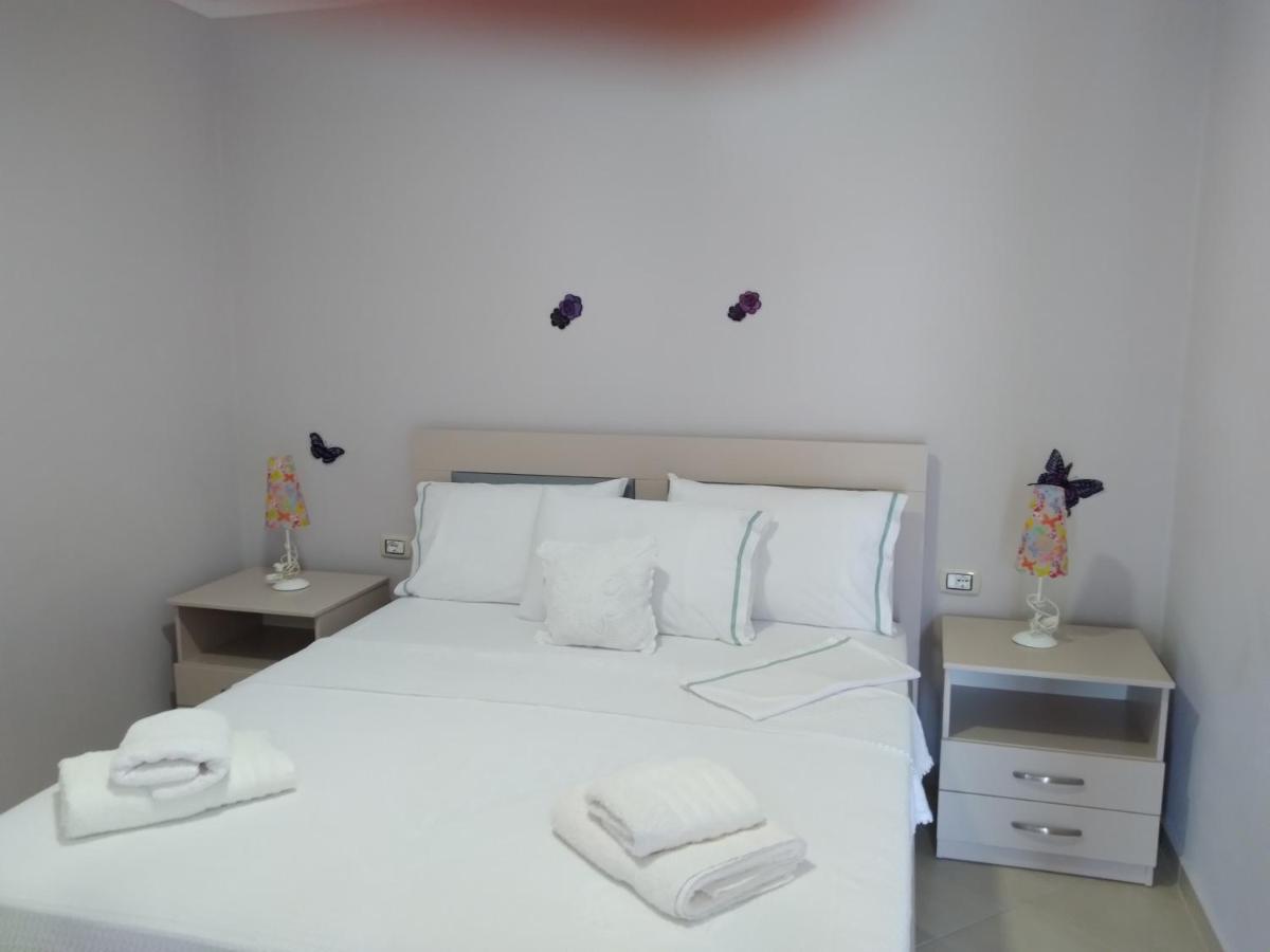 Eleana'S Apartament Sarandë Esterno foto