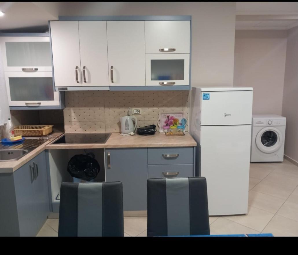 Eleana'S Apartament Sarandë Esterno foto