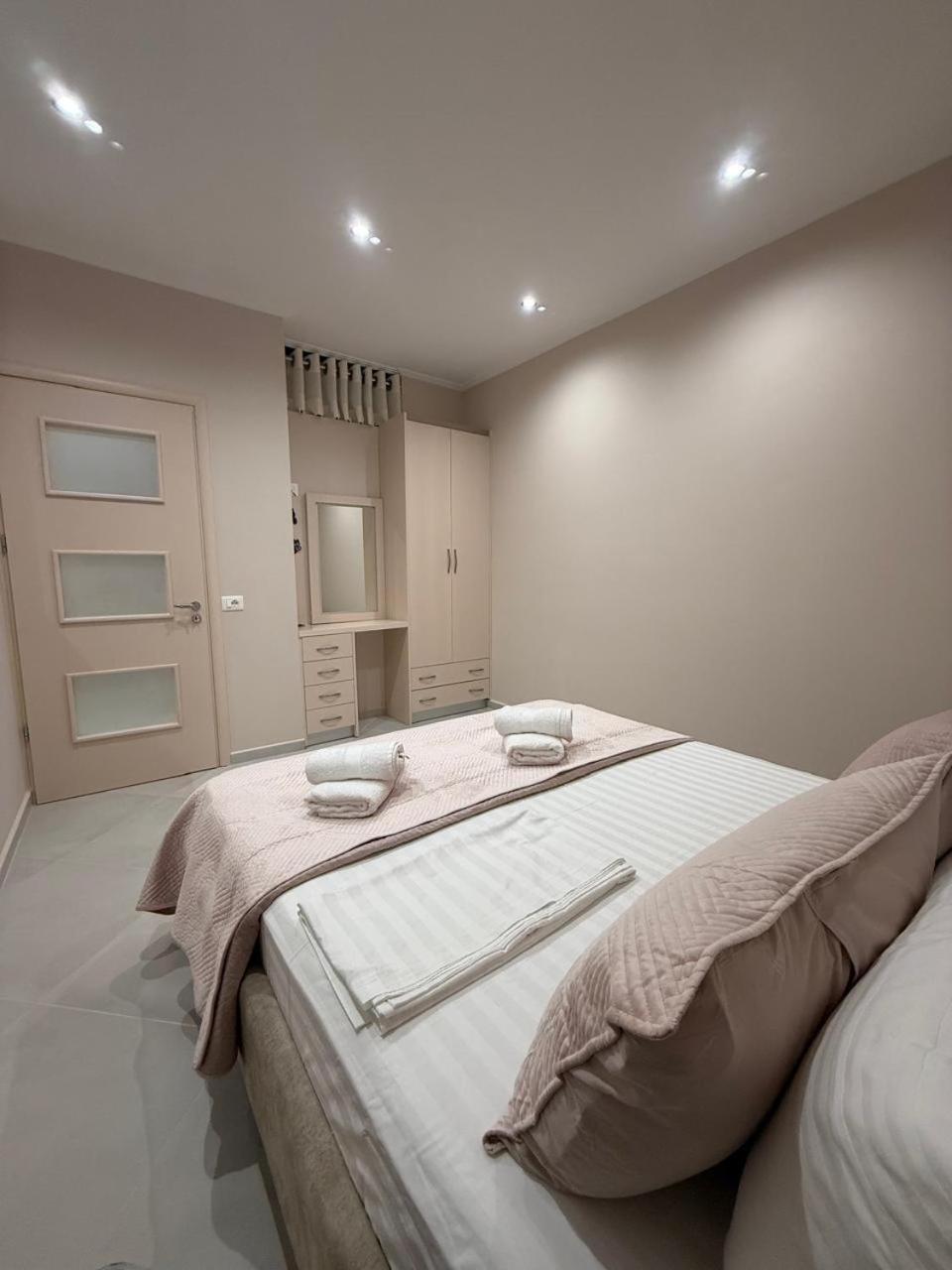 Eleana'S Apartament Sarandë Esterno foto