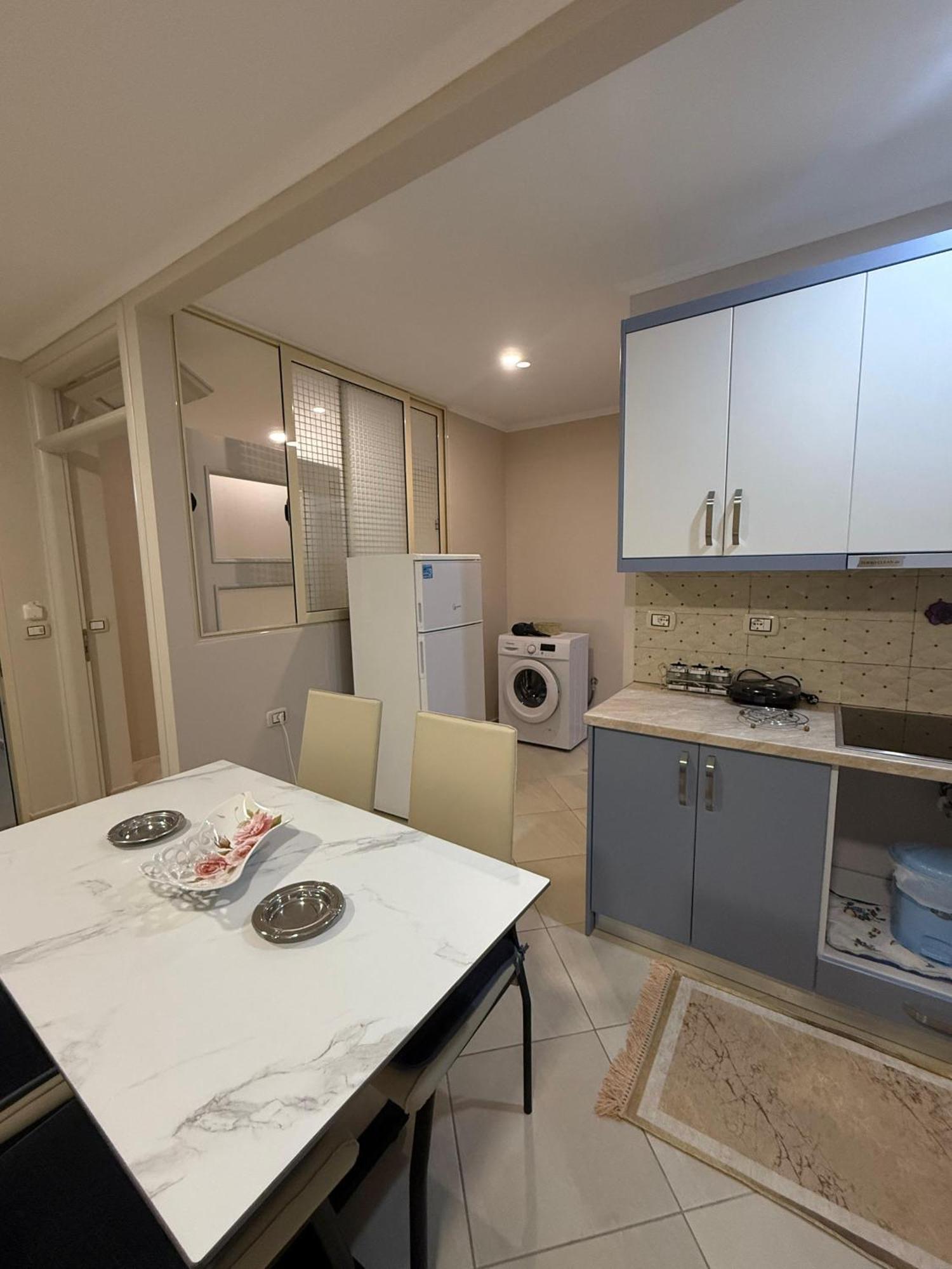 Eleana'S Apartament Sarandë Esterno foto