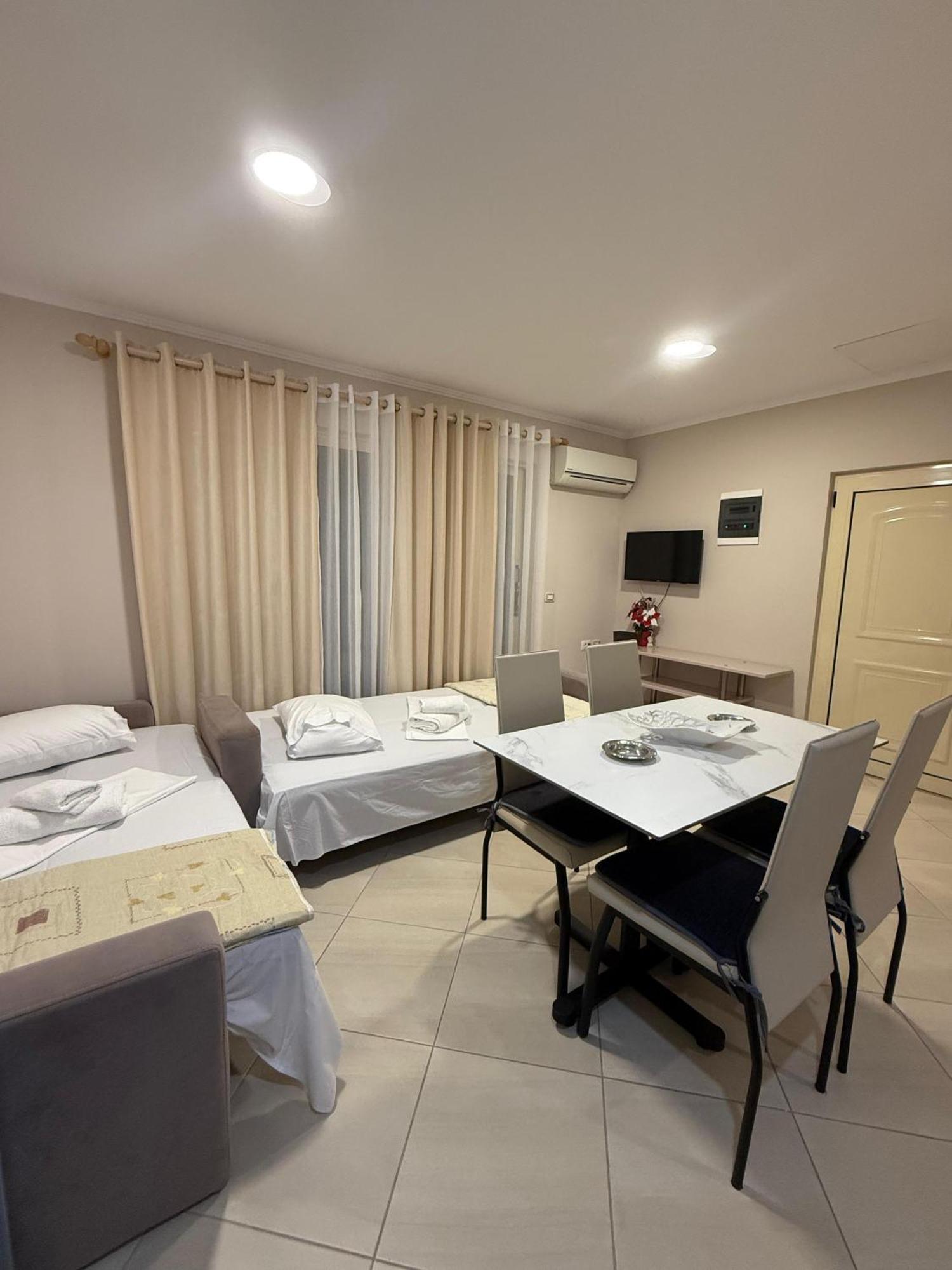 Eleana'S Apartament Sarandë Esterno foto