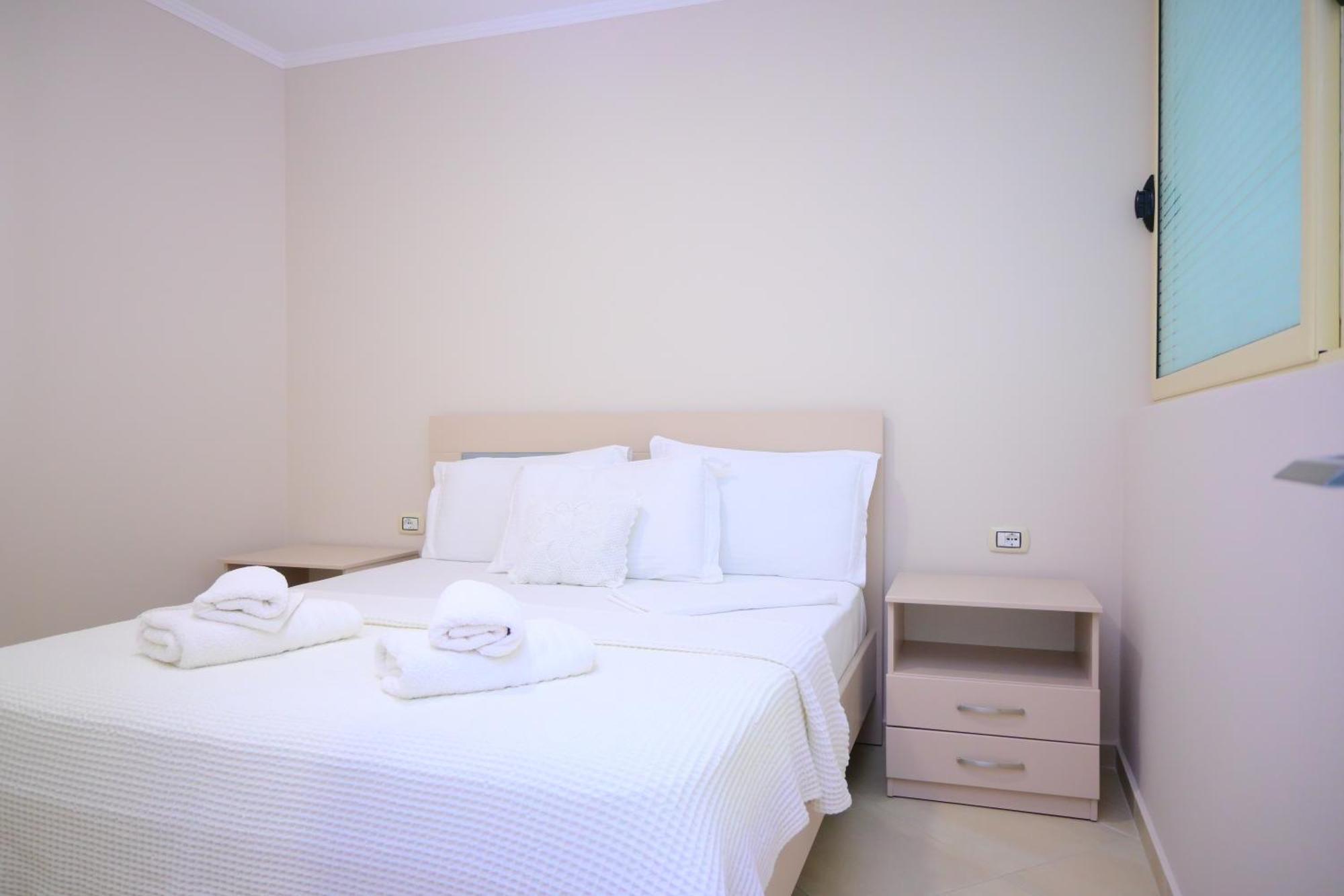 Eleana'S Apartament Sarandë Esterno foto