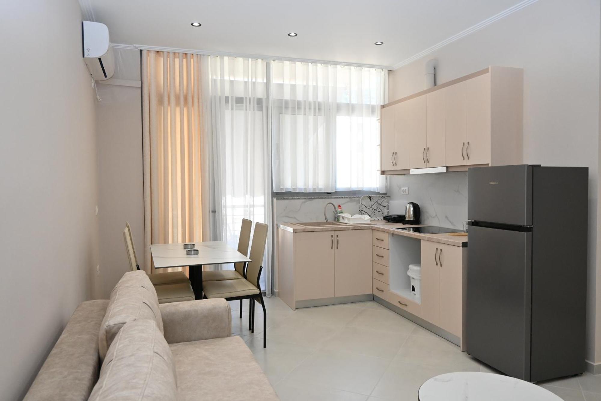 Eleana'S Apartament Sarandë Esterno foto