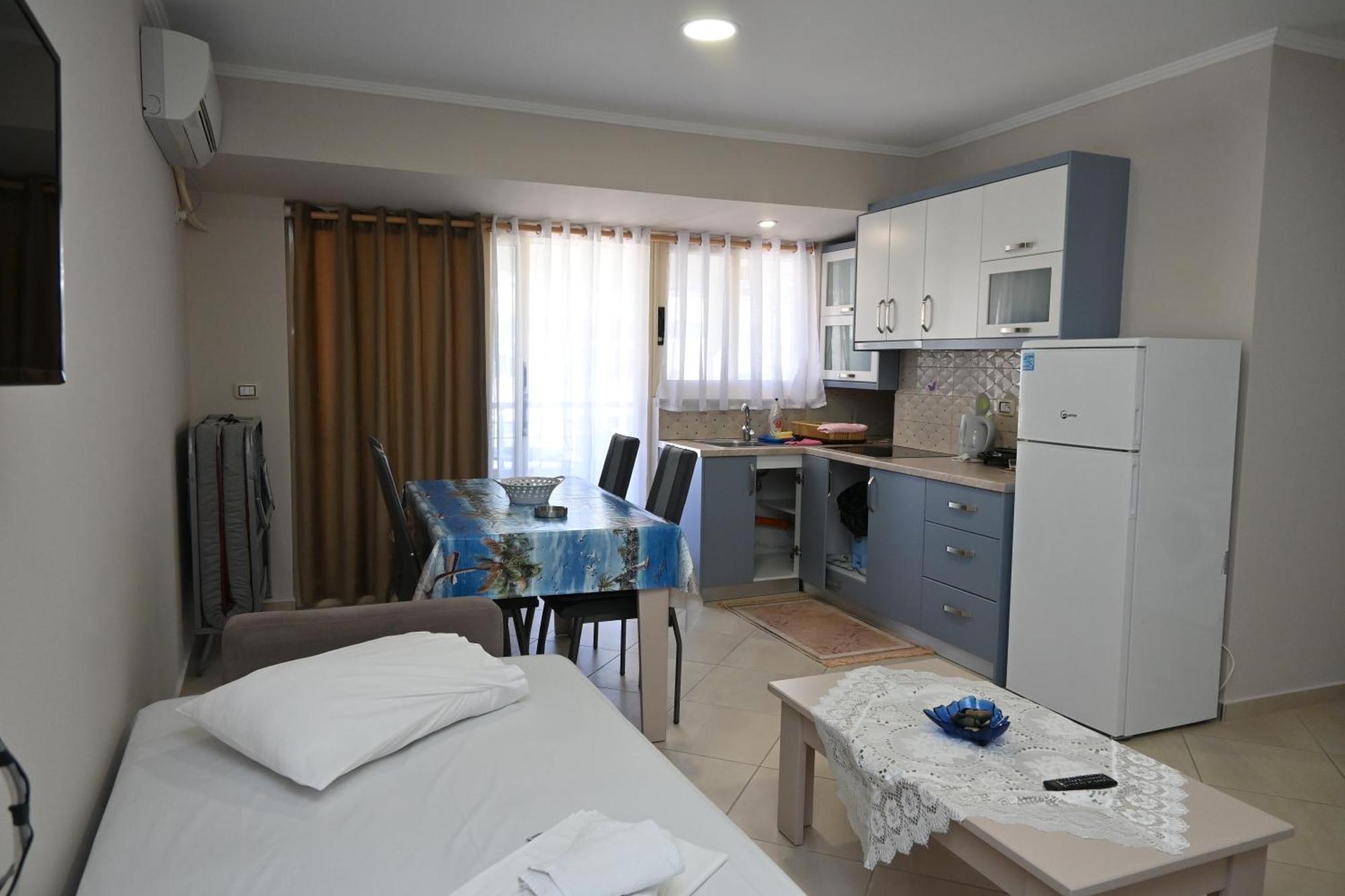 Eleana'S Apartament Sarandë Esterno foto